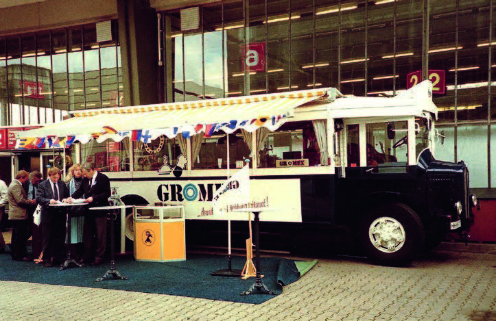 Statt kleinem Stand im Obergeschoß der alten Hamburger Messehallen ein historischer
		Pariser Stadtbus im Außengelände – das war der Messeauftritt von GROMEX auf der SMM von 1988